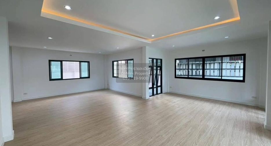 For sale 3 bedrooms house in Bang Kapi, Bangkok
