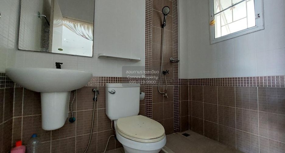À vendre 3 chambres maison de ville à Mueang Chon Buri, Chonburi