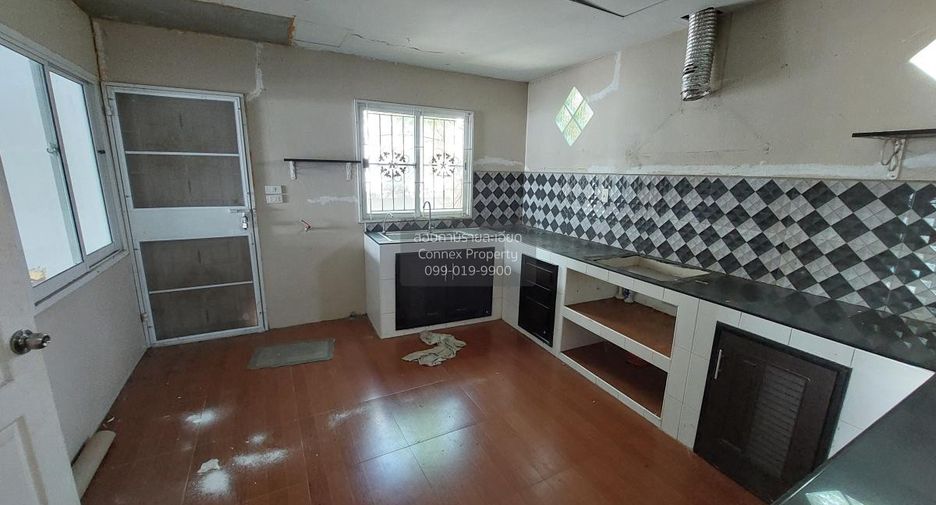 À vendre 3 chambres maison de ville à Mueang Chon Buri, Chonburi