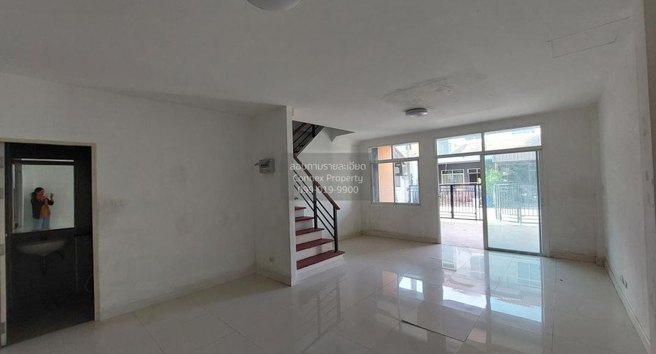 À vendre 3 chambres maison de ville à Phan Thong, Chonburi