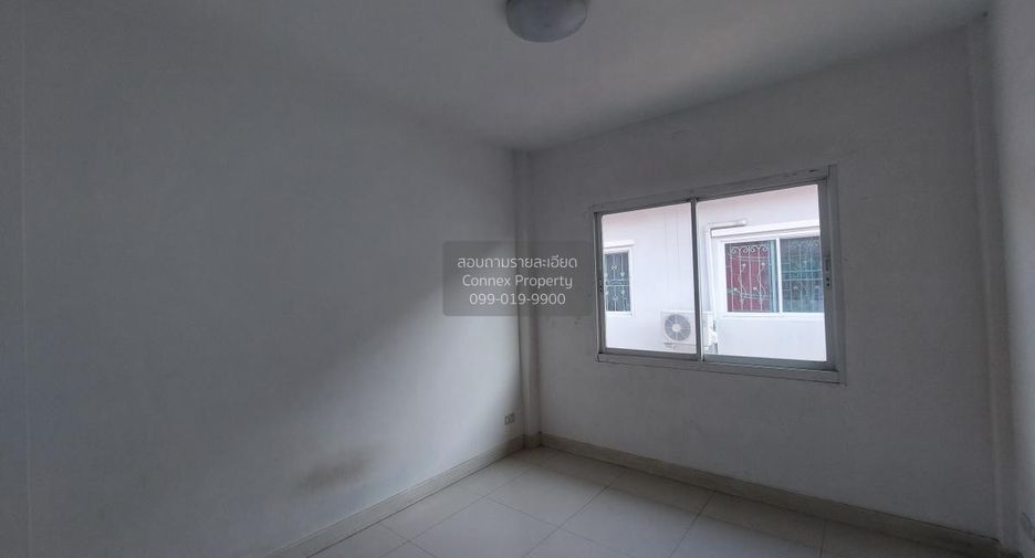 À vendre 3 chambres maison de ville à Phan Thong, Chonburi