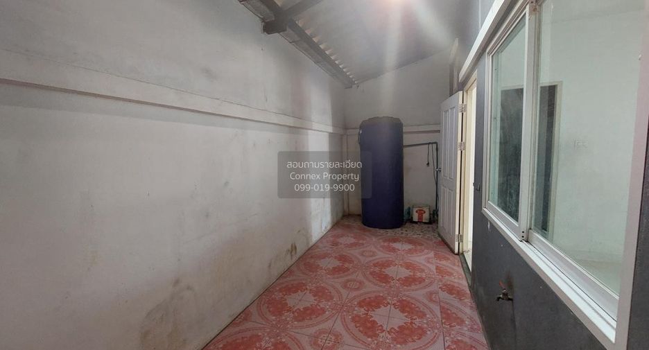 À vendre 3 chambres maison de ville à Phan Thong, Chonburi