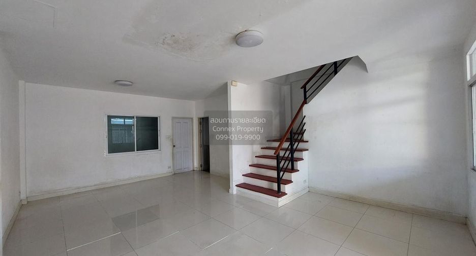 À vendre 3 chambres maison de ville à Phan Thong, Chonburi