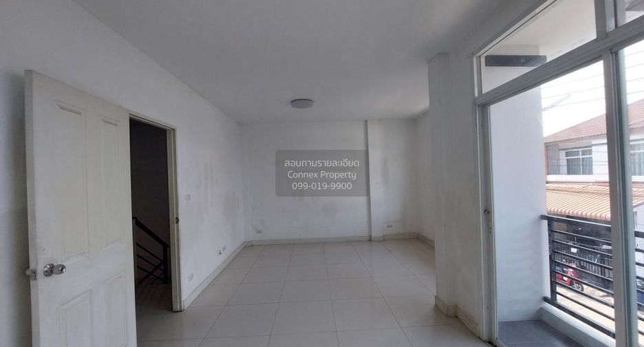 À vendre 3 chambres maison de ville à Phan Thong, Chonburi
