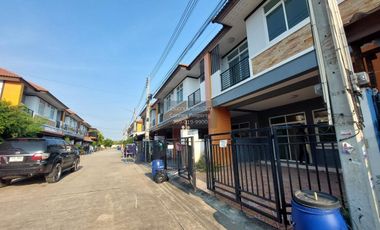 À vendre 3 chambres maison de ville à Phan Thong, Chonburi