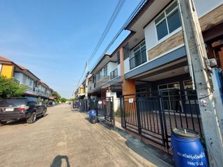 Casa adosada en venta de 3 habitaciones en Phan Thong, Chonburi