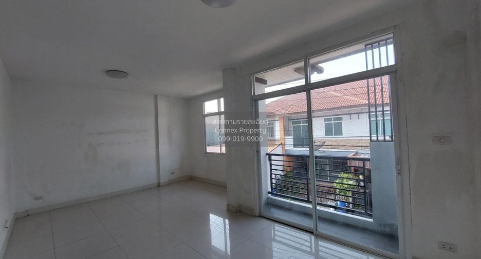 À vendre 3 chambres maison de ville à Phan Thong, Chonburi