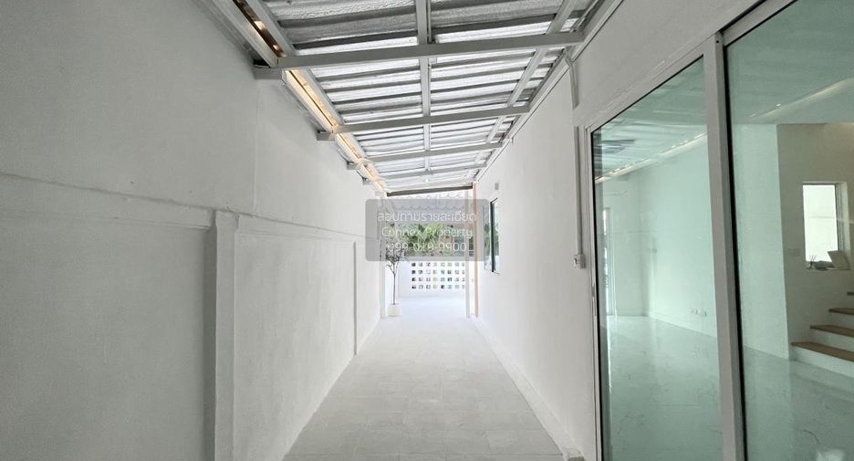 For sale 3 bedrooms townhouse in Bang Khun Thian, Bangkok