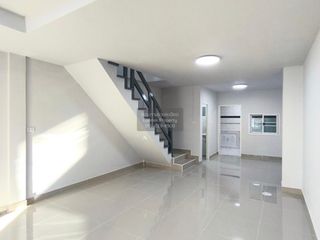 À vendre 2 chambres maison de ville à Lam Luk Ka, Pathum Thani