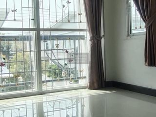 À vendre 3 chambres maison de ville à Mueang Chon Buri, Chonburi