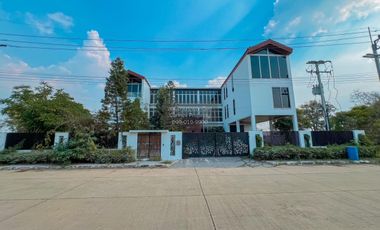 For sale 5 bedrooms house in Sam Khok, Pathum Thani
