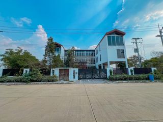 出售 5 卧室 独立屋 在 Sam Khok, Pathum Thani