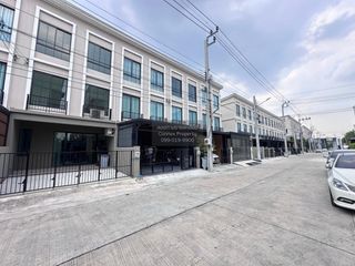 For sale 3 bedrooms townhouse in Bang Khae, Bangkok