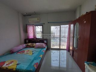 À vendre 2 chambres maison de ville à Mueang Chon Buri, Chonburi
