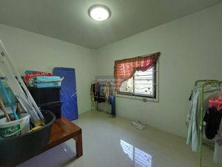 À vendre 2 chambres maison de ville à Mueang Chon Buri, Chonburi