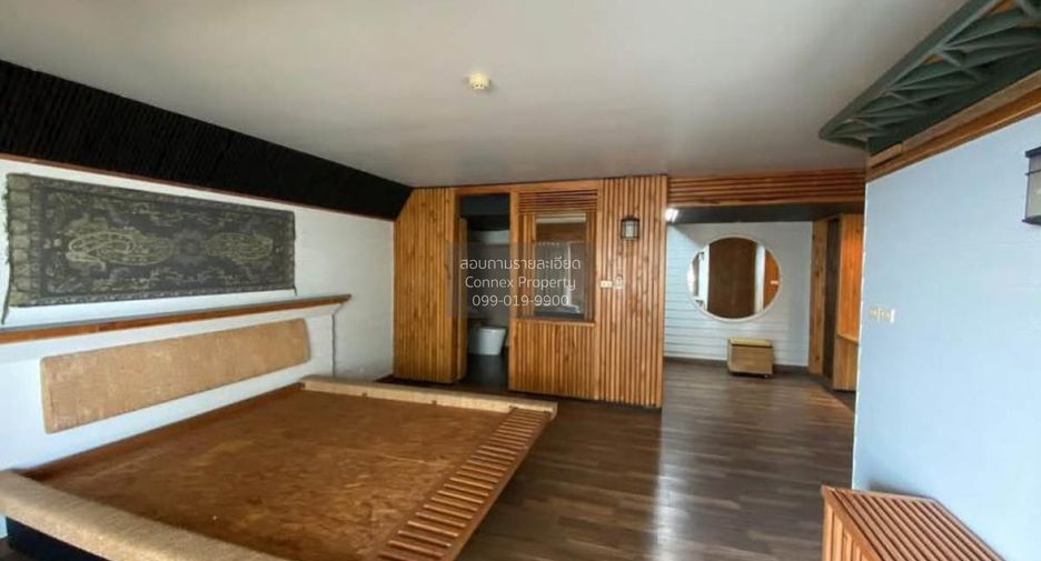 For sale 3 bedrooms condo in Phra Khanong, Bangkok