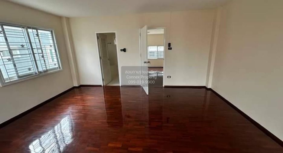For sale 3 bedrooms townhouse in Mueang Nonthaburi, Nonthaburi