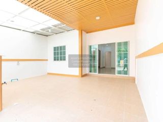 Casa adosada en venta de 2 habitaciones en Thanyaburi, Pathum Thani