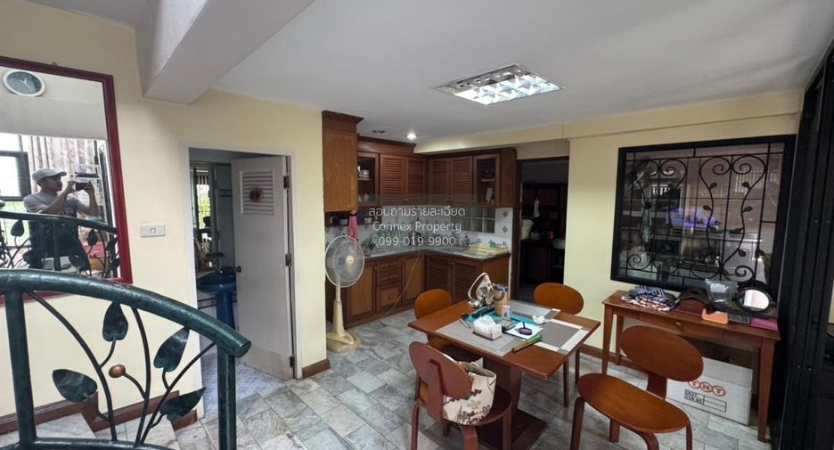 For sale 4 bedrooms townhouse in Don Mueang, Bangkok