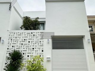 For sale 4 bedrooms townhouse in Watthana, Bangkok