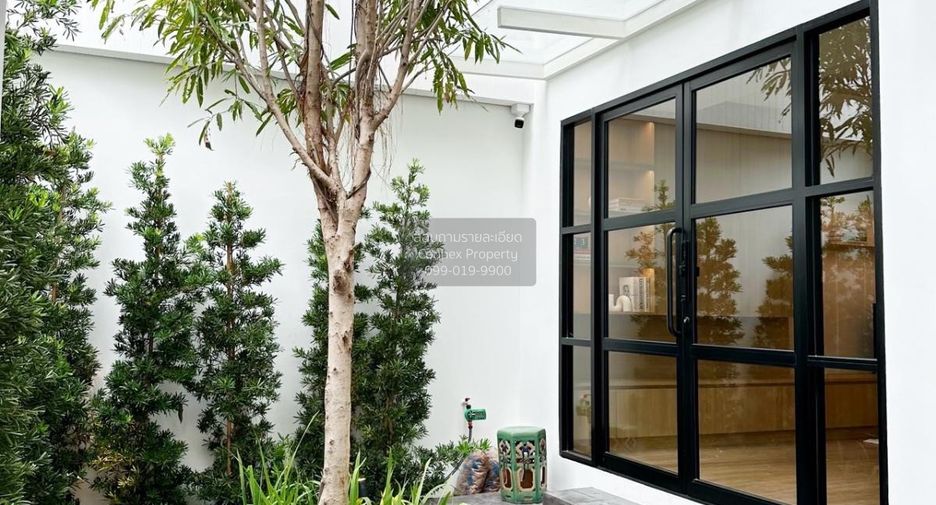 For sale 4 bedrooms townhouse in Watthana, Bangkok