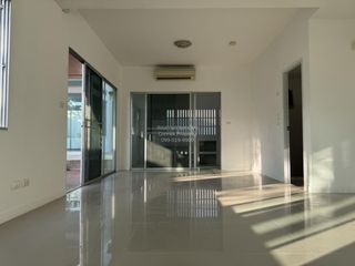 For sale 4 bedrooms townhouse in Bang Khun Thian, Bangkok