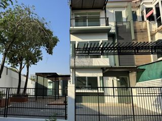 For sale 4 bedrooms townhouse in Bang Khun Thian, Bangkok