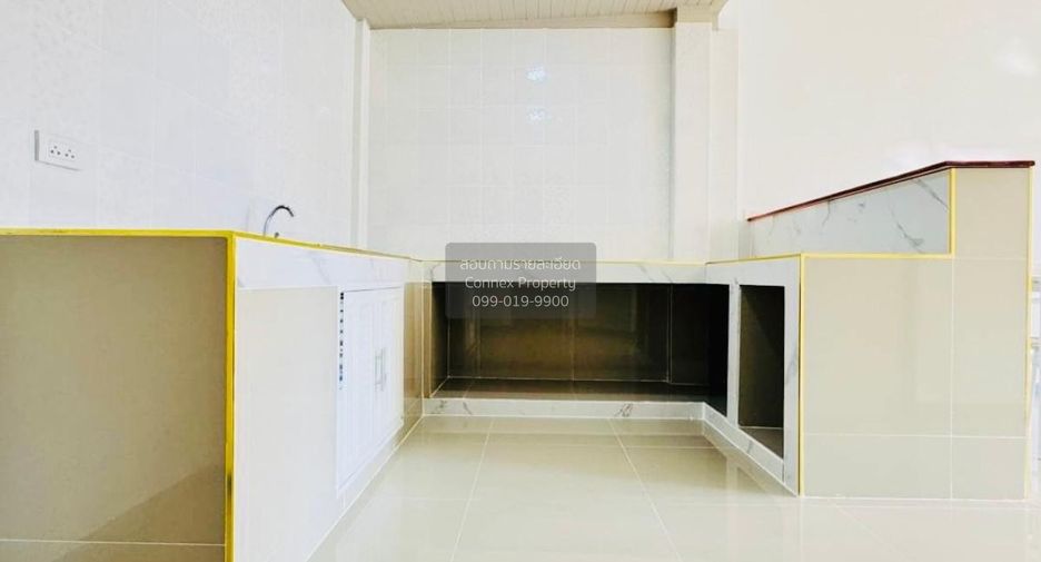 À vendre 3 chambres maison de ville à Sai Noi, Nonthaburi