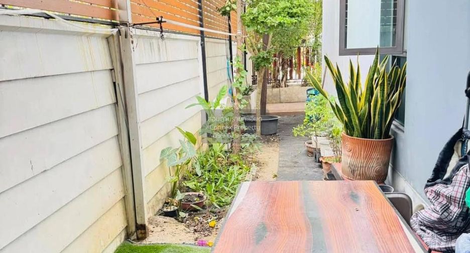 For sale 3 bedrooms townhouse in Bang Khae, Bangkok
