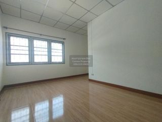 À vendre 2 chambres maison de ville à Bang Sao Thong, Samut Prakan