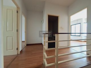 Casa adosada en venta de 3 habitaciones en Pluak Daeng, Rayong
