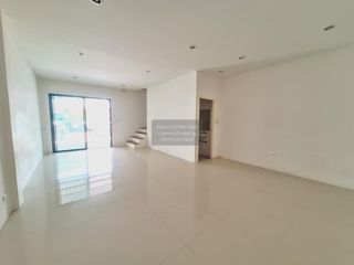 Casa adosada en venta de 3 habitaciones en Pluak Daeng, Rayong