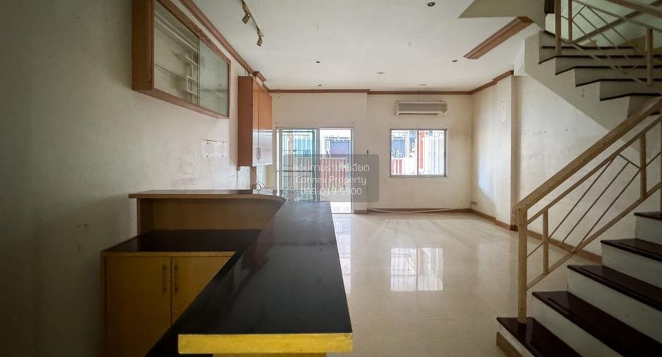 Casa adosada en venta de 4 habitaciones en Suan Luang, Bangkok