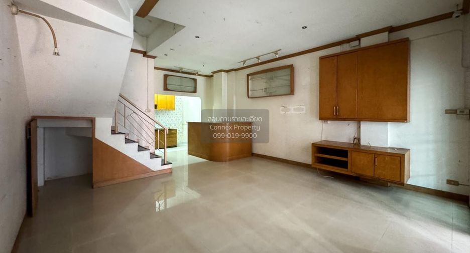 Casa adosada en venta de 4 habitaciones en Suan Luang, Bangkok
