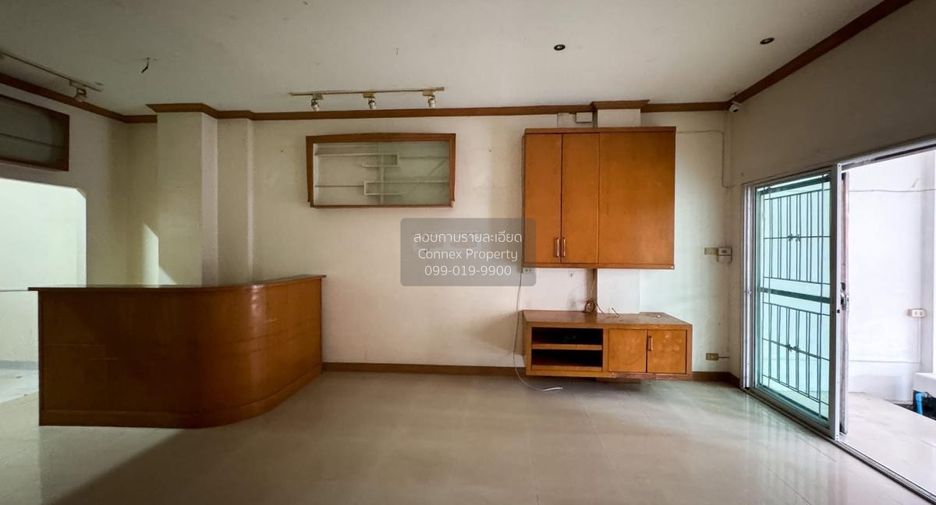 Casa adosada en venta de 4 habitaciones en Suan Luang, Bangkok