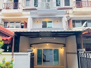 Casa adosada en venta de 3 habitaciones en Nong Khaem, Bangkok