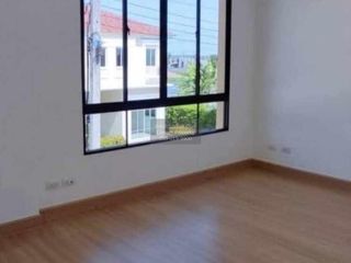 À vendre 2 chambres maison de ville à Bang Sao Thong, Samut Prakan