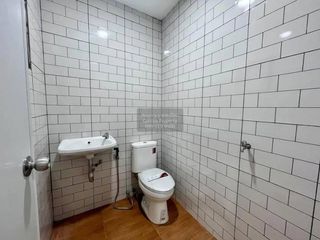 À vendre 2 chambres maison de ville à Bang Sao Thong, Samut Prakan