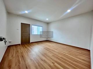 À vendre 2 chambres maison de ville à Bang Sao Thong, Samut Prakan