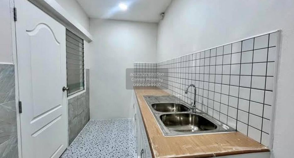 À vendre 2 chambres maison de ville à Bang Sao Thong, Samut Prakan