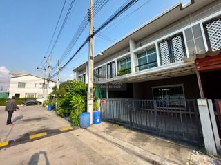 À vendre 3 chambres maison de ville à Mueang Chon Buri, Chonburi