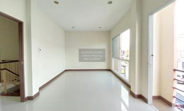 Casa adosada en venta de 3 habitaciones en Nong Chok, Bangkok