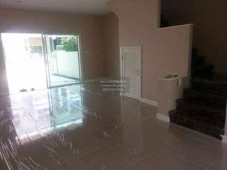 Продажа 3 спальни таунхаус в Сапхан Сунг, Бангкок