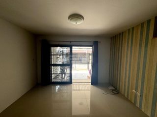 À vendre 2 chambres maison de ville à Bang Sao Thong, Samut Prakan