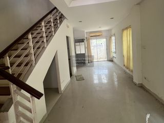 Casa adosada en venta de 3 habitaciones en Bang Kapi, Bangkok