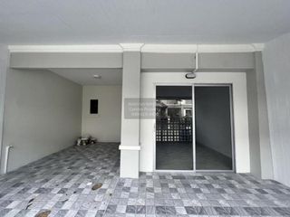 Casa adosada en venta de 3 habitaciones en Lam Luk Ka, Pathum Thani