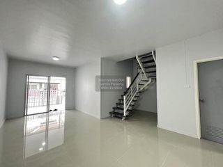 Casa adosada en venta de 3 habitaciones en Lam Luk Ka, Pathum Thani