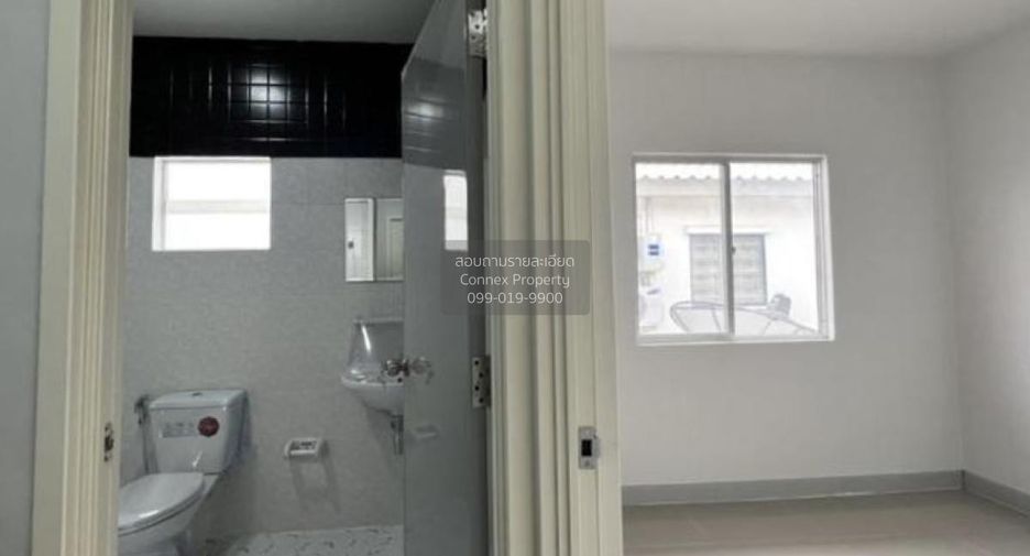 Casa adosada en venta de 3 habitaciones en Lam Luk Ka, Pathum Thani
