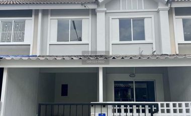 Casa adosada en venta de 3 habitaciones en Lam Luk Ka, Pathum Thani