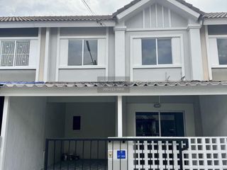 Casa adosada en venta de 3 habitaciones en Lam Luk Ka, Pathum Thani